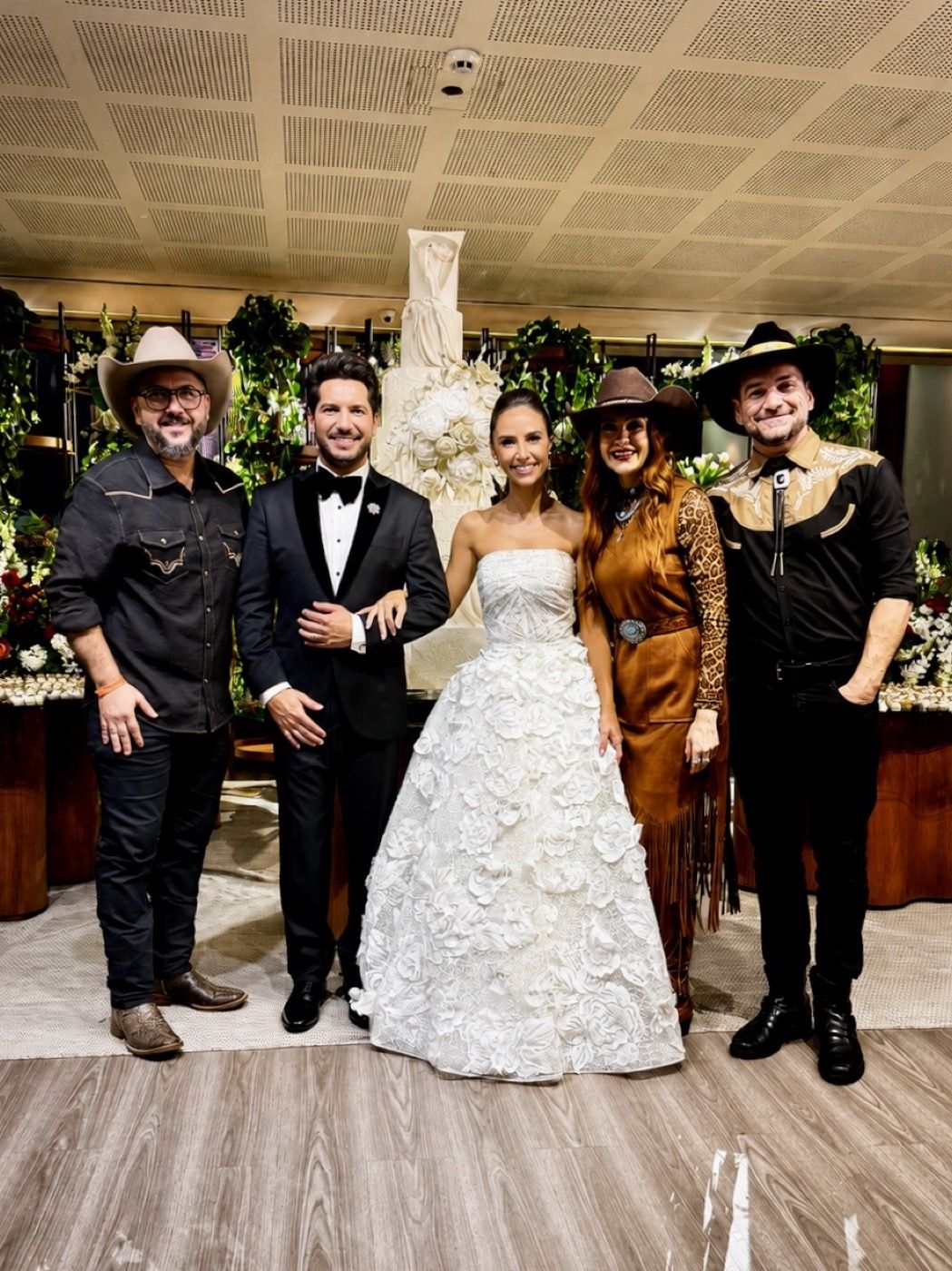 Georgia e Thiago Bertoldo com a banda no casamento