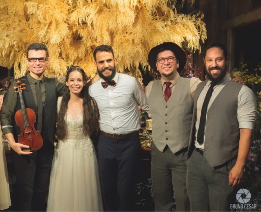 Marcela Tais, cantora gospel, com a banda Folkadelicos