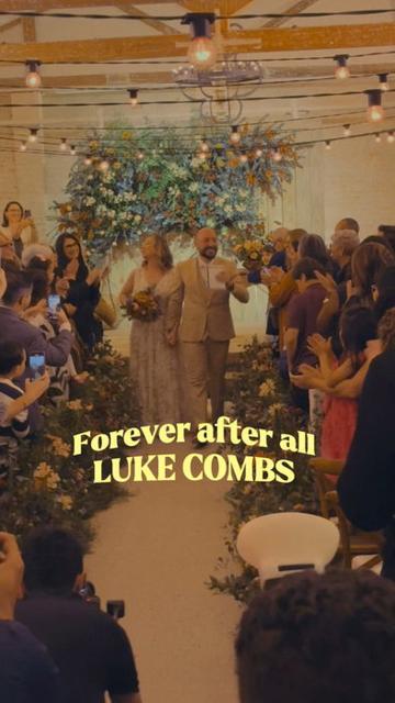 🤍 Forever After All, do Luke Combs, na saída dos noivos!  No cenário especial do Celeiro Quintal, essa música 