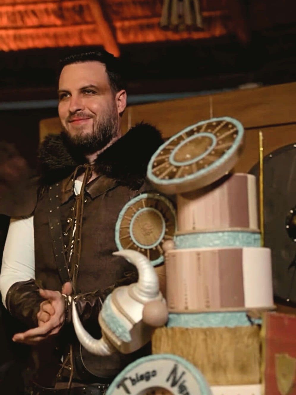 Tiago Nigro, o Primo Rico, na festa de bodas com show dos Folkadelicos
